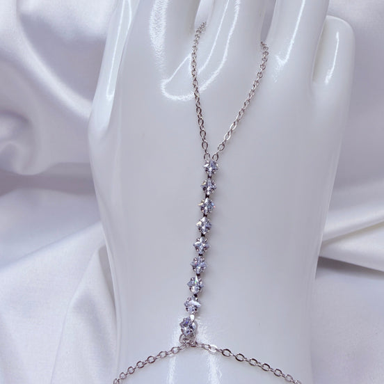 Stielvolle Edelstahl-Handkette Elaru in Silberoptik